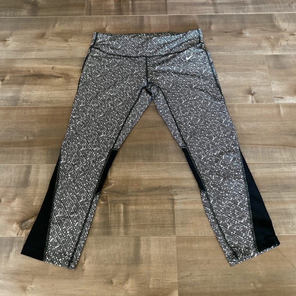 NIKE Pro Dri Fit Capri Tights Large Print EUC!